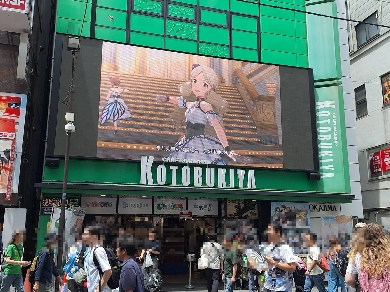 コトブキヤのモニターで活躍するロコの姿